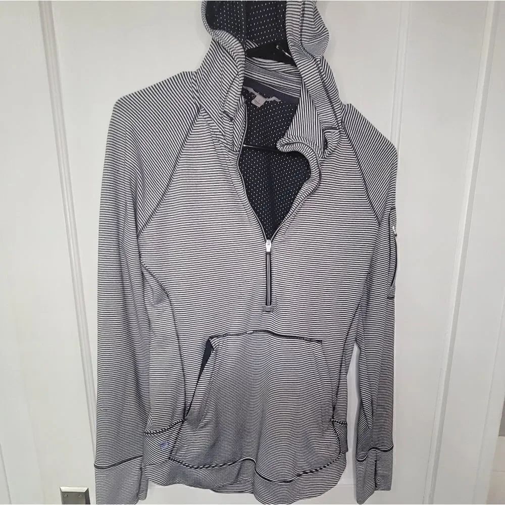 Athleta 3/4 zip up hooded shirt sz s